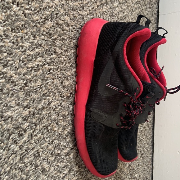 Size 8.5 black and pink Nike roshes - Picture 2 of 4